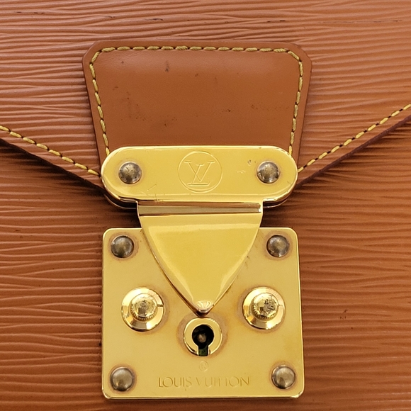 Louis Vuitton Epi Leather Sellier Dragonne Clutch-Crossbody.. Authentic..!!! - Picture 3 of 16